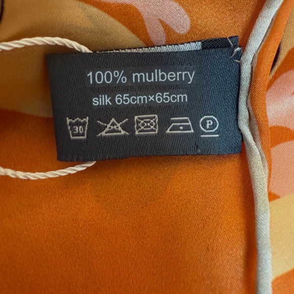 Baoshidi 100% Mulberry Silk Scarf – New with Tags & Box - Picture 12 of 13